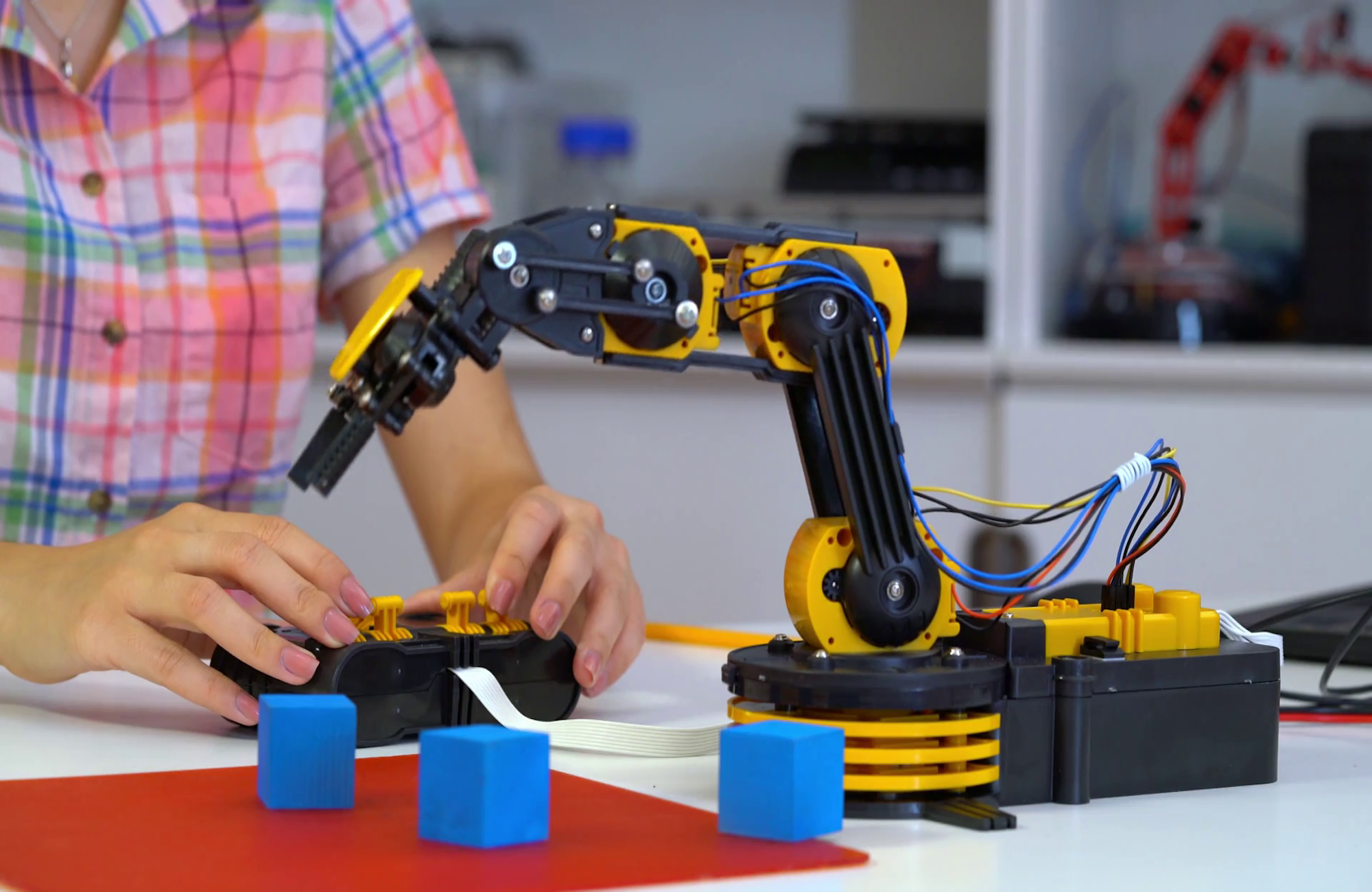 Юные робототехники. Робототехника. Робототехника в детском саду. Мастер класс робототехника. Инструменты для робототехники.